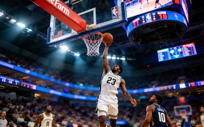 篮球赛事直播截图 - NBA比赛现场，球员投篮瞬间，灯光聚焦