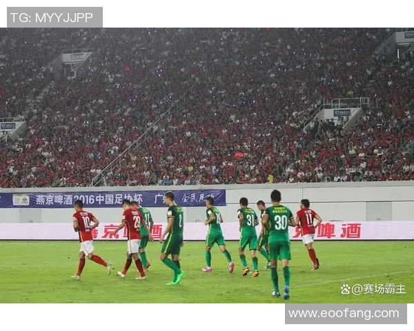 富力与申花激战正酣比分悬念引发球迷热议与期待